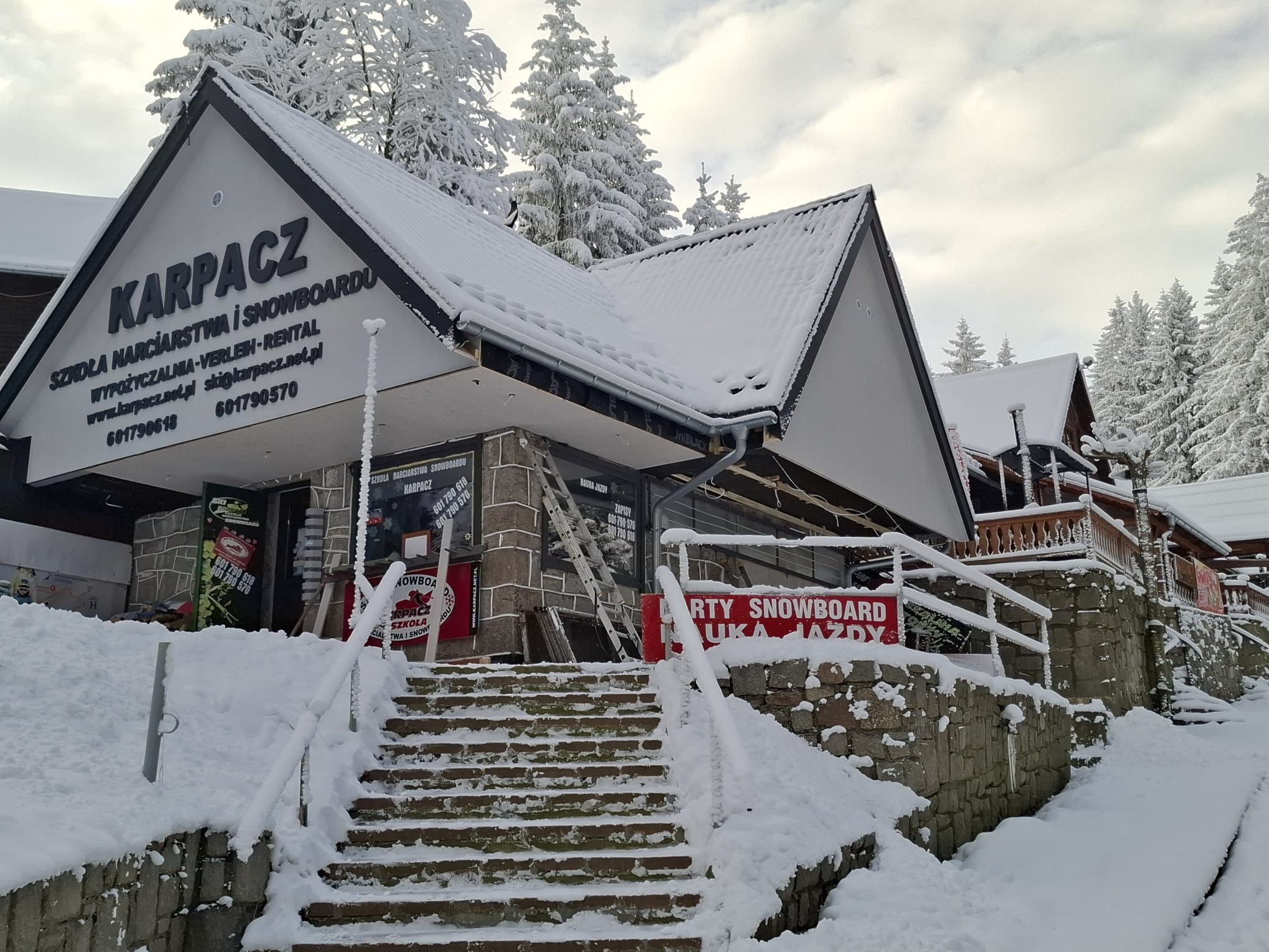 Sídlo Lyžařské a snowboardové školy Karpacz u Kopy Hlavní budova Lyžařské a snowboardové školy Karpacz u Kopy